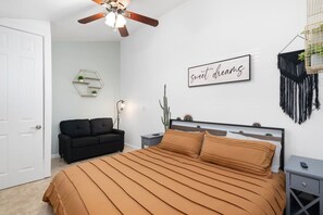 1 slaapkamer, een bureau, een strijkplank/strijkijzer, wifi