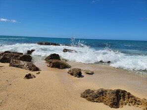 En la playa, camastros y toallas de playa
