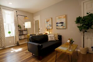 Smart-TV, Videospiele, Tischtennisplatte, Bücher