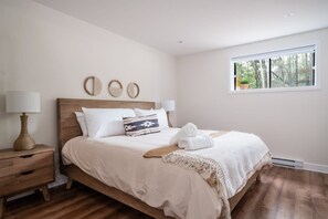 3 bedrooms, travel crib, WiFi, bed sheets - Nature Escape Near Tremblant: Hot Tub & Fireplace (Amherst)