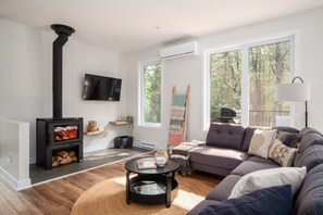 TV, fireplace, offices - Nature Escape Near Tremblant: Hot Tub & Lake access (Amherst)