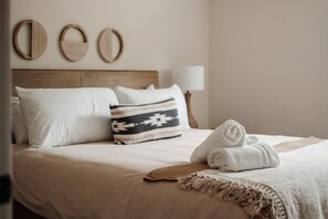 3 bedrooms, travel crib, WiFi, bed sheets - Nature Escape Near Tremblant: Hot Tub & Lake access (Amherst)