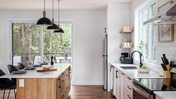 Frigorífico, microondas, horno y placa de cocina