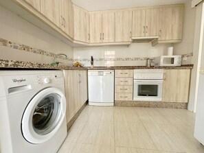 Kjøleskap, mikrobølgeovn, ovn og kokeplater