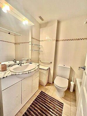 Baignoire, sèche-cheveux, bidet, serviettes fournies