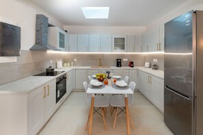 Fridge, oven, stovetop, dishwasher - Villa Irida  (Paxos)