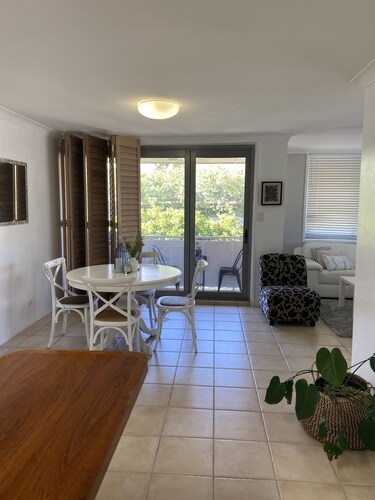 Centrally Located Coastal Getaway – Walk to Beaches, Cafes & More