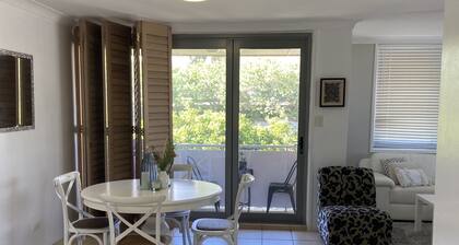 Centrally Located Coastal Getaway â Walk to Beaches, Cafes & More