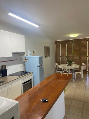 Fridge, microwave, oven, stovetop - Centrally Located Coastal Getaway – Walk to Beaches, Cafes & More (Miami)