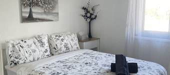 Centrally Located Coastal Getaway – Walk to Beaches, Cafes & More