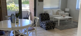 Centrally Located Coastal Getaway – Walk to Beaches, Cafes & More
