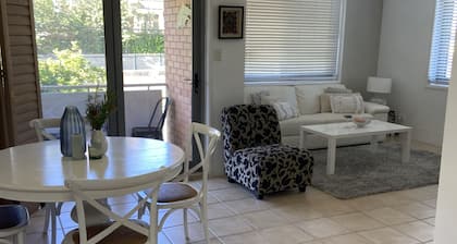 Centrally Located Coastal Getaway – Walk to Beaches, Cafes & More