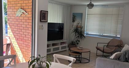 Centrally Located Coastal Getaway – Walk to Beaches, Cafes & More