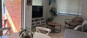 Centrally Located Coastal Getaway – Walk to Beaches, Cafes & More