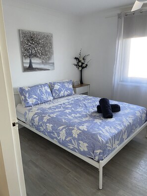 2 habitaciones, tabla de planchar con plancha y cuna de viaje 