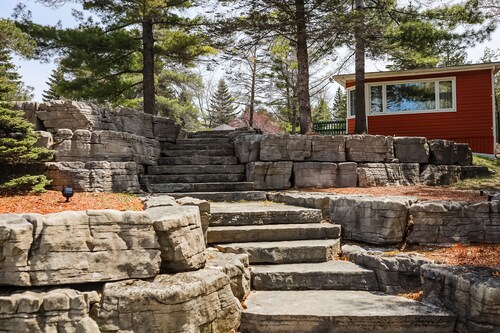 Welcoming lake view cottage with pool, grill, firepit-steps to beach