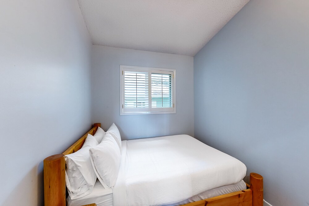 Lovely lake view cottage home with access to a pool, firepit, and