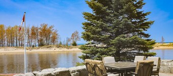 Lovely 2bedroom cottage with access to a seasonal pool, firepit