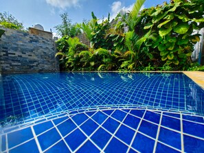 Piscina a l'aire lliure (horari: 09:00-21:00), para-sols i gandules