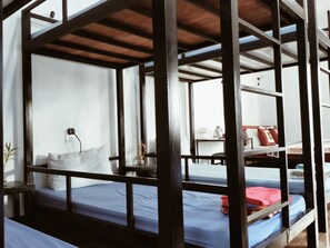 Dormitori compartit bàsic | Decoració individual, mobiliari individual i escriptori