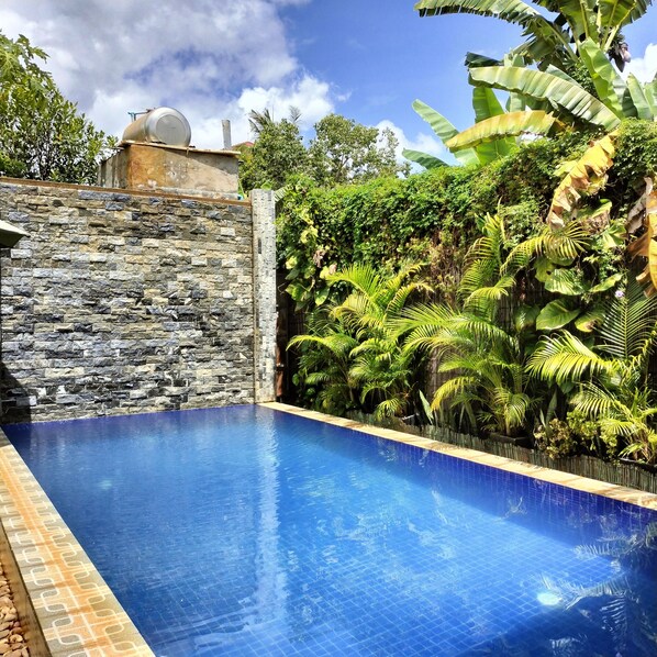 Outdoor pool, open 9:00 AM to 9:00 PM, pool umbrellas, pool loungers - Bed and Bedzzz  (Siem Reap)