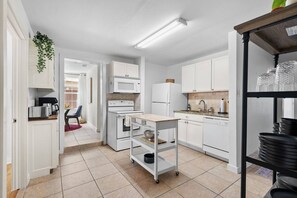 Fridge, microwave, oven, stovetop - Downtown Austin Hangout with Pool - walk to Rainey! (Austin)