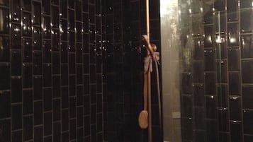 Secadora de cabello, toallas, papel de baño