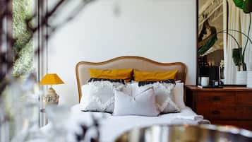 1 habitación, tabla de planchar con plancha y ropa de cama