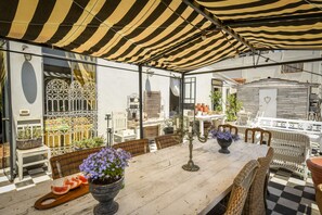 Outdoor dining - Mediterranean Retreat 2-BR Apt w Rooftop (Tel Aviv)