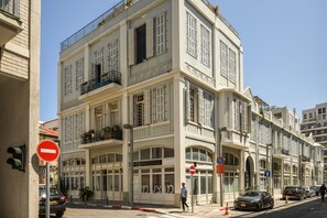 Front of property - Mediterranean Retreat 2-BR Apt w Rooftop (Tel Aviv)