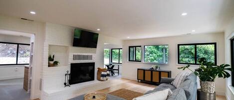 Smart TV, fireplace