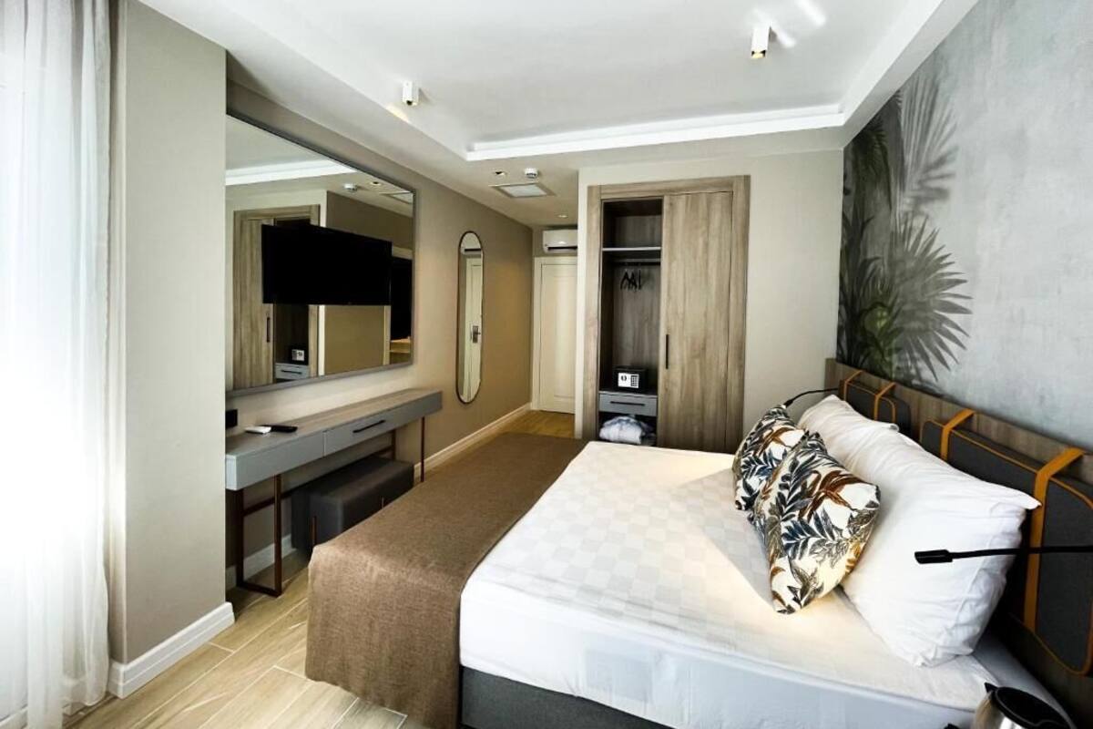 Standard Double or Twin Room | Premium bedding, minibar (free items), in-room safe, desk