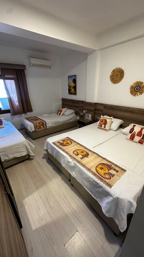 Basic Quadruple Room | Desk, laptop workspace, free WiFi, bed sheets - Çarşı Butik Otel (Bodrum)