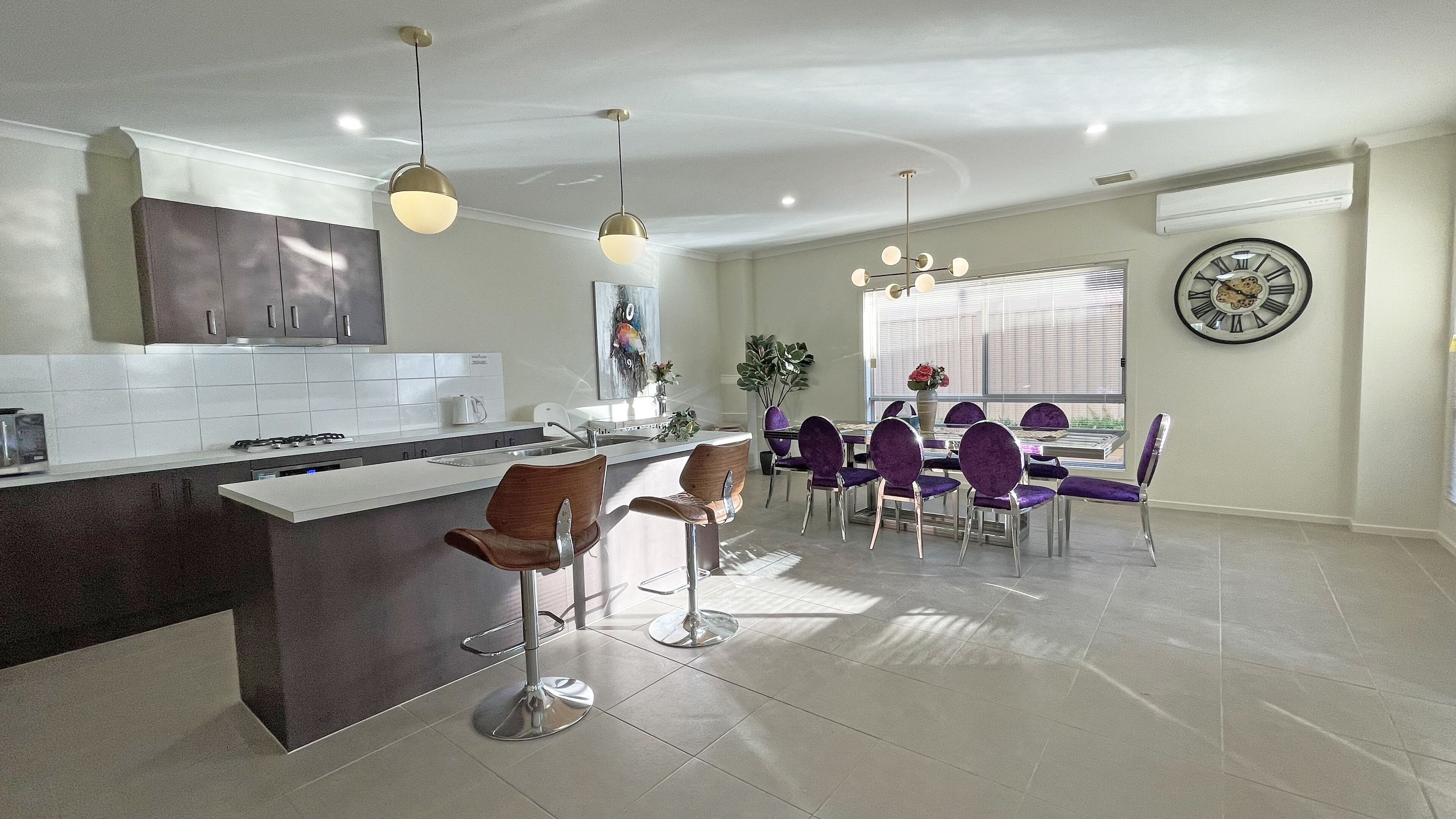 Maison Deluxe | Coin séjour | TV connectée de 65 pouces avec chaînes par câble, télévision