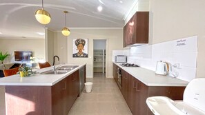 Deluxe House | Private kitchen | Electric kettle, highchair - Spacious 7BRM 5-bathroom Rental House (Point Cook)