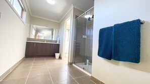 Bathroom - Spacious 7BRM 5-bathroom Rental House (Point Cook)