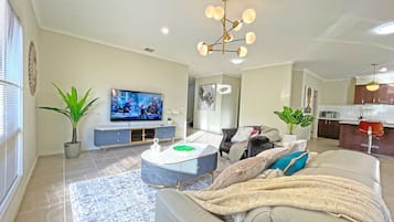 Deluxe House | Ruang tamu | 65 inci sebuah televisyen pintar dengan kabel, TV