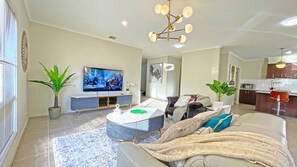 华丽独立别墅 | 起居区 | 65-英寸智能电视 （配备有线频道）、电视