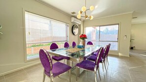 Deluxe-Haus | Essbereich im Zimmer