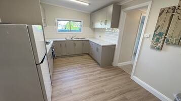 Eenvoudig huis | Privékeuken | Een koelkast/vriezer, een magnetron, een oven, een waterkoker