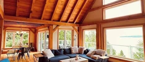 تلفزيون ذكي، مدفأة، كرة قدم الطاولة، تنس طاولة