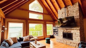 Smart TV, chimenea, futbolito y tenis de mesa