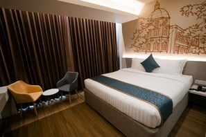 Habitació doble Deluxe, vistes a la ciutat | Caixa forta a l'habitació, decoració individual i mobiliari individual 