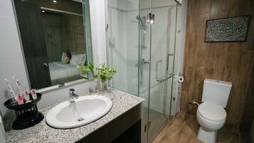 Premier Double Room, River View | Peti besi dalam bilik, dihias secara berasingan