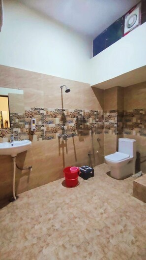 Deluxe Room | Bathroom | Towels - Hotel Rudra Paradise (Varanasi)