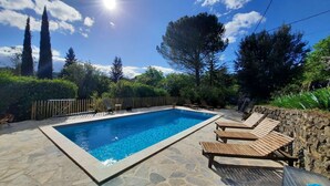 A rectangular swimming pool with a stone deck, surrounded by a wooden fence and lush greenery. - Country house with garden ★ free pool and jacuzzi ★ Cévennes (Cros)