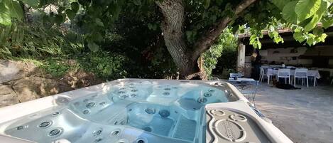 Outdoor spa tub