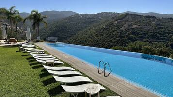 Piscina externa sazonal, guarda-sóis, espreguiçadeiras