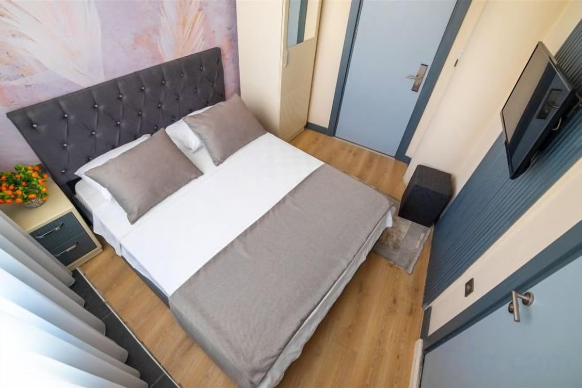 Premium bedding, soundproofing, iron/ironing board, free WiFi