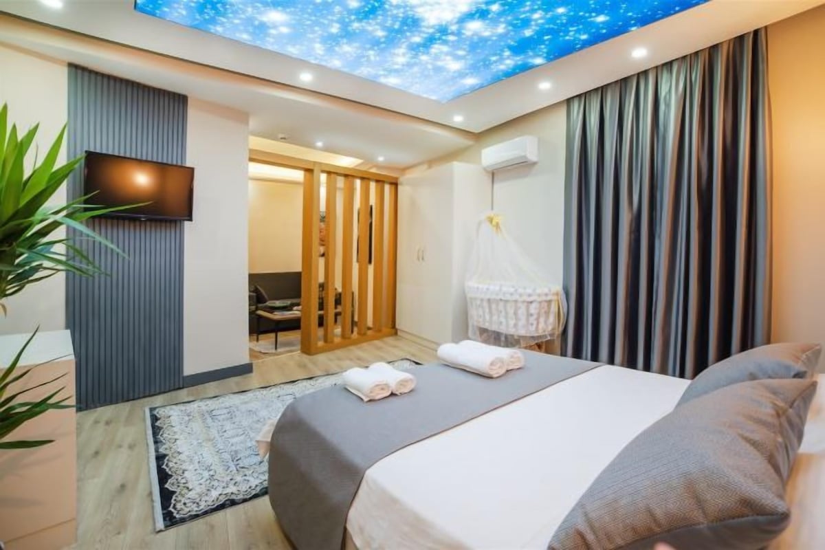 Premium bedding, soundproofing, iron/ironing board, free WiFi